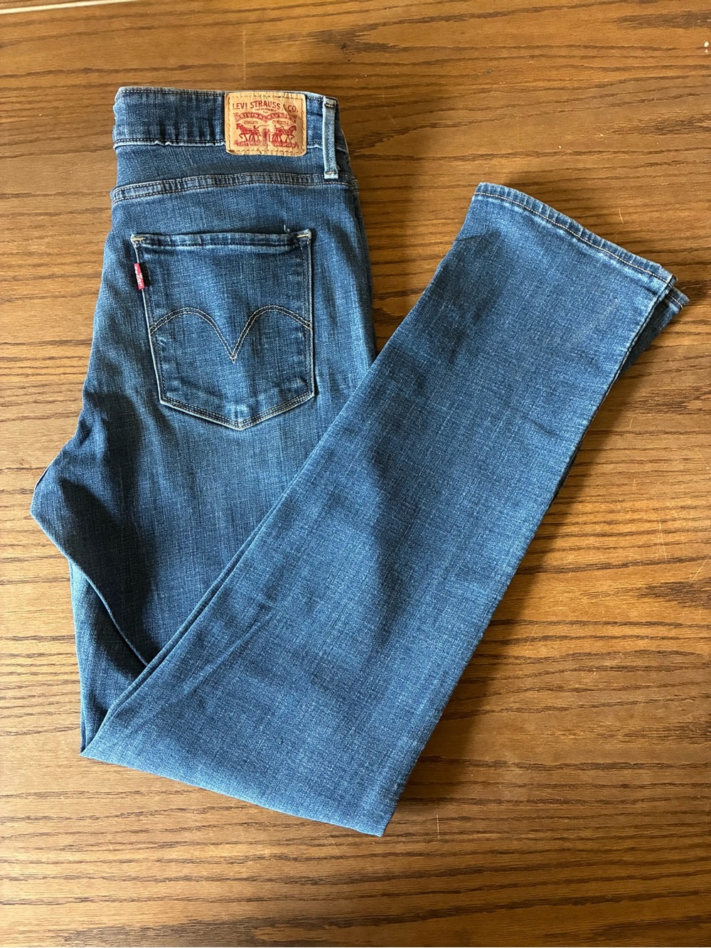 Levi Strauss & Co Medium Wash Women’s Mid Rise Skinny Jeans; Size 32; classic